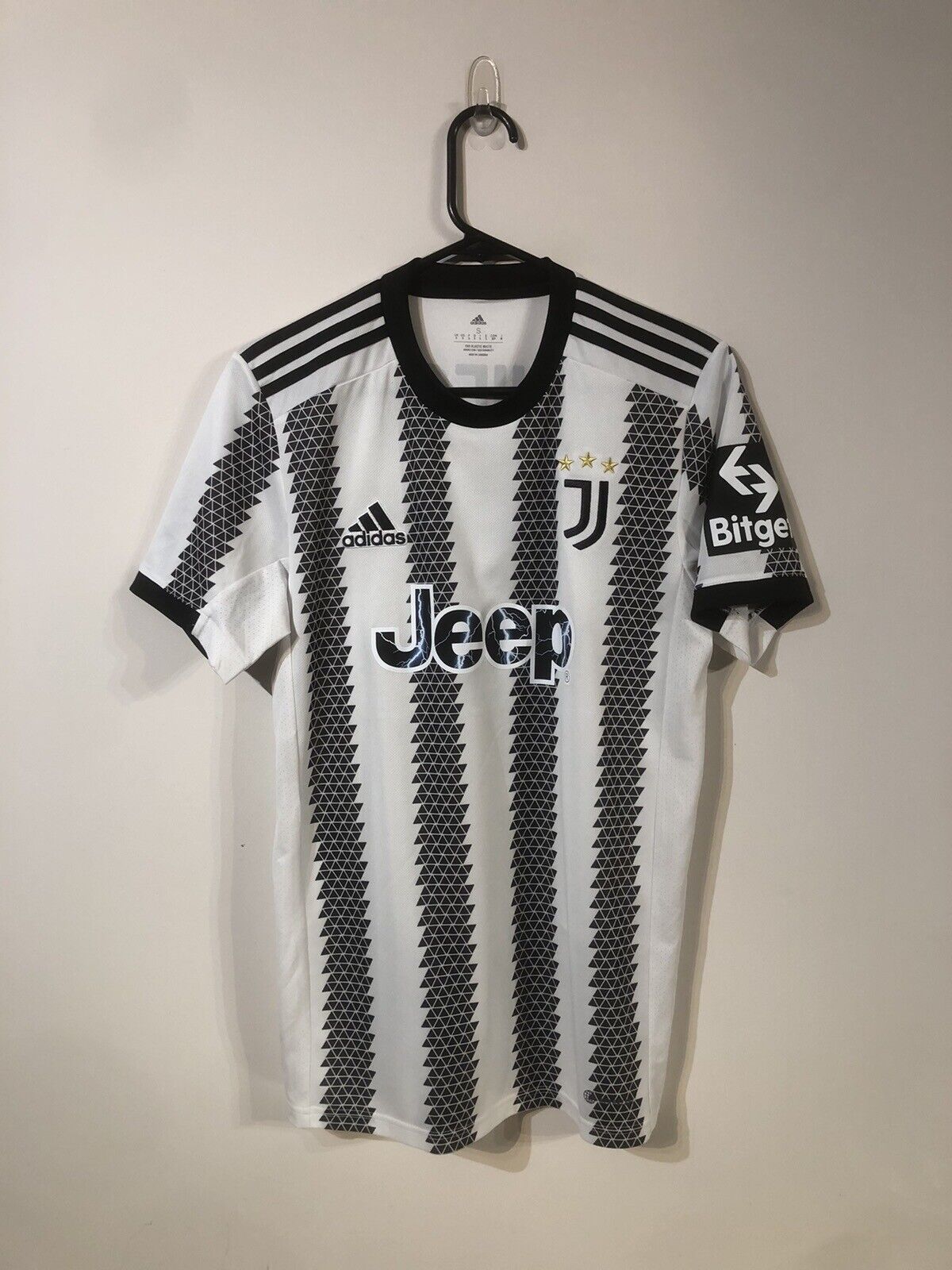 Chiesa #7 Juventus 2022/23 Small Home Football Shirt Adidas Excellent Condition