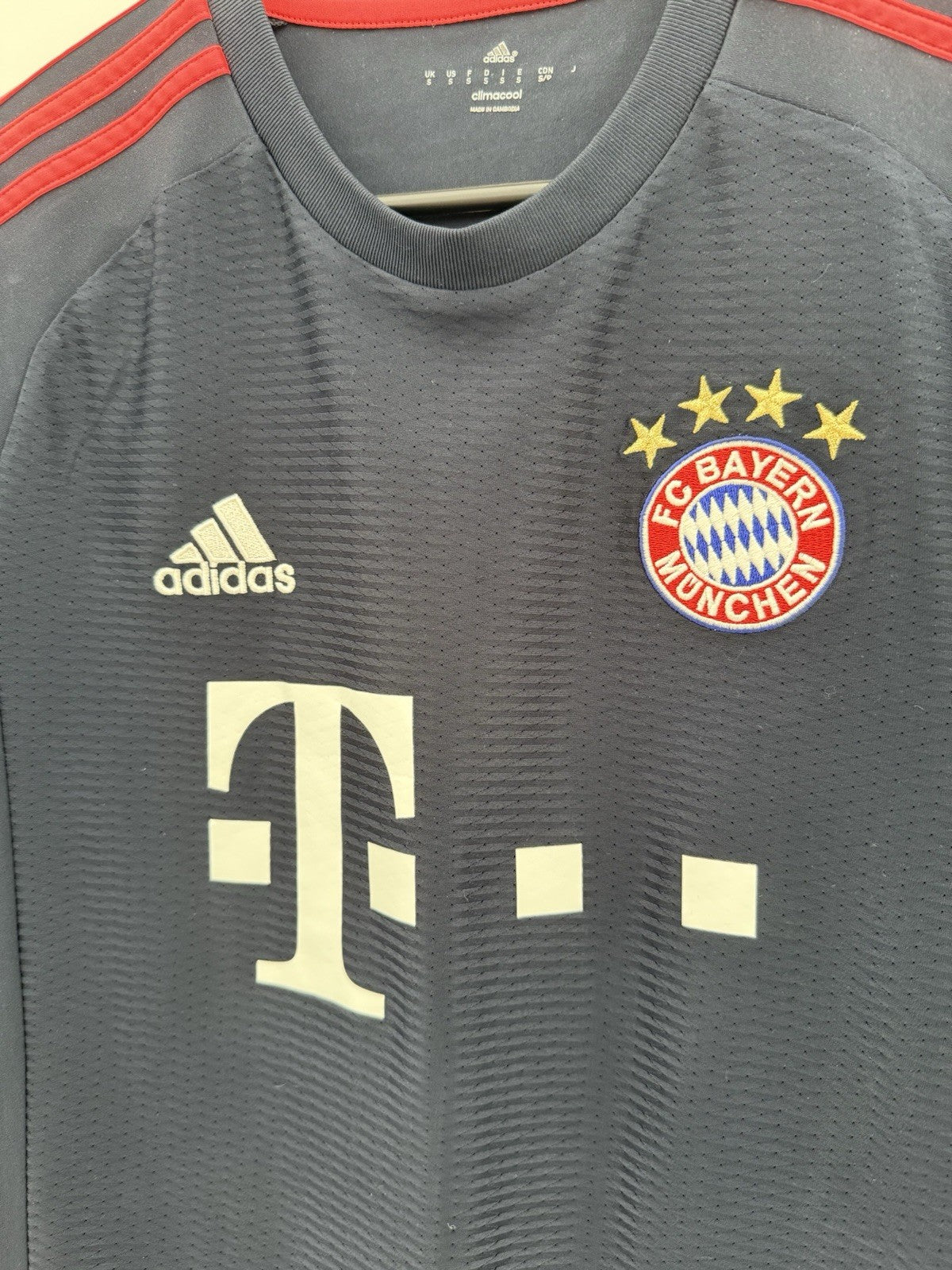 Bayern Munich 2015/16 Small 3rd Shirt Excellent Condition AA5222
