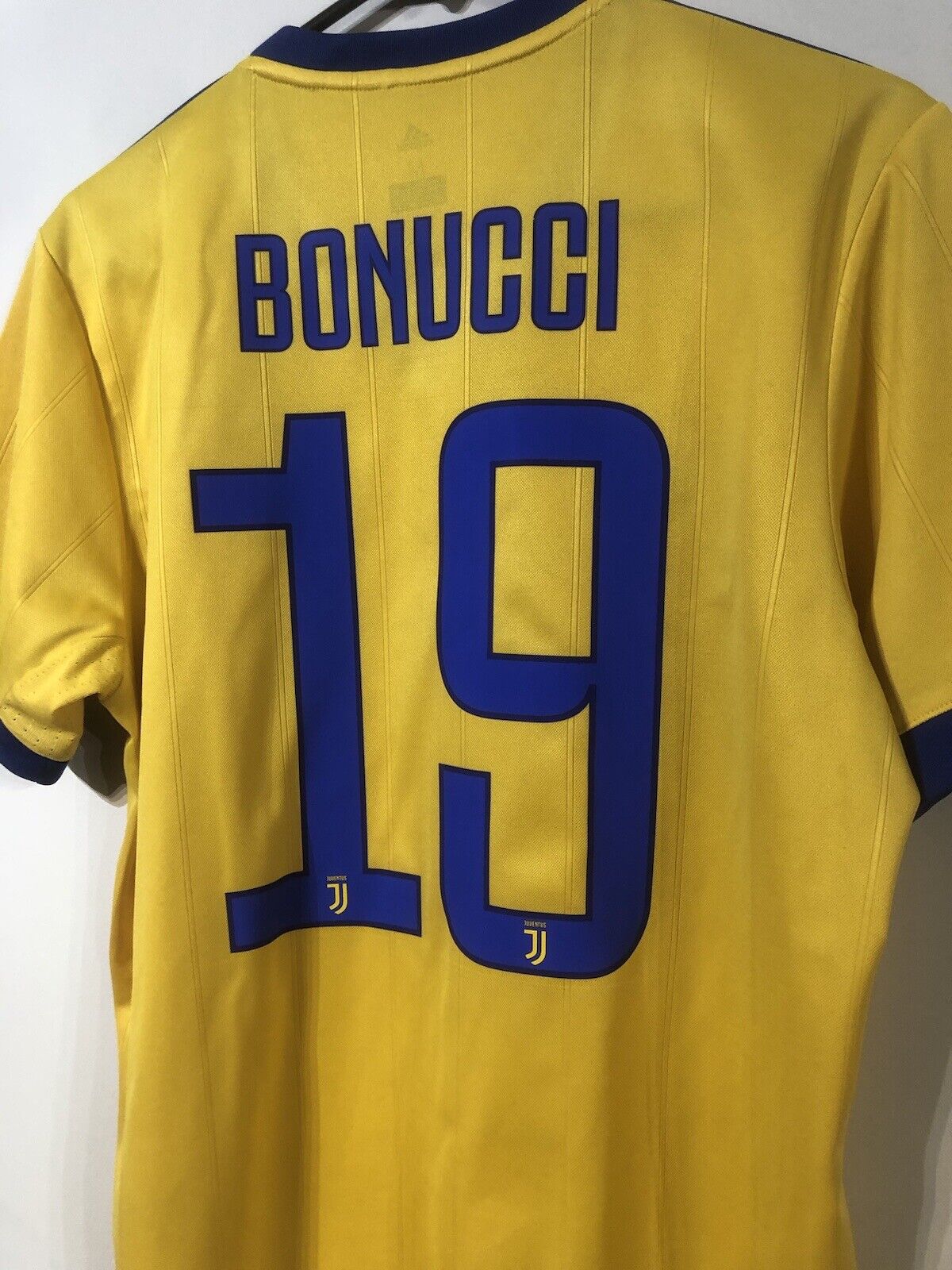 Bonucci #21 Juventus 2017/18 Away Medium Football Shirt Adidas Very Good Conditi