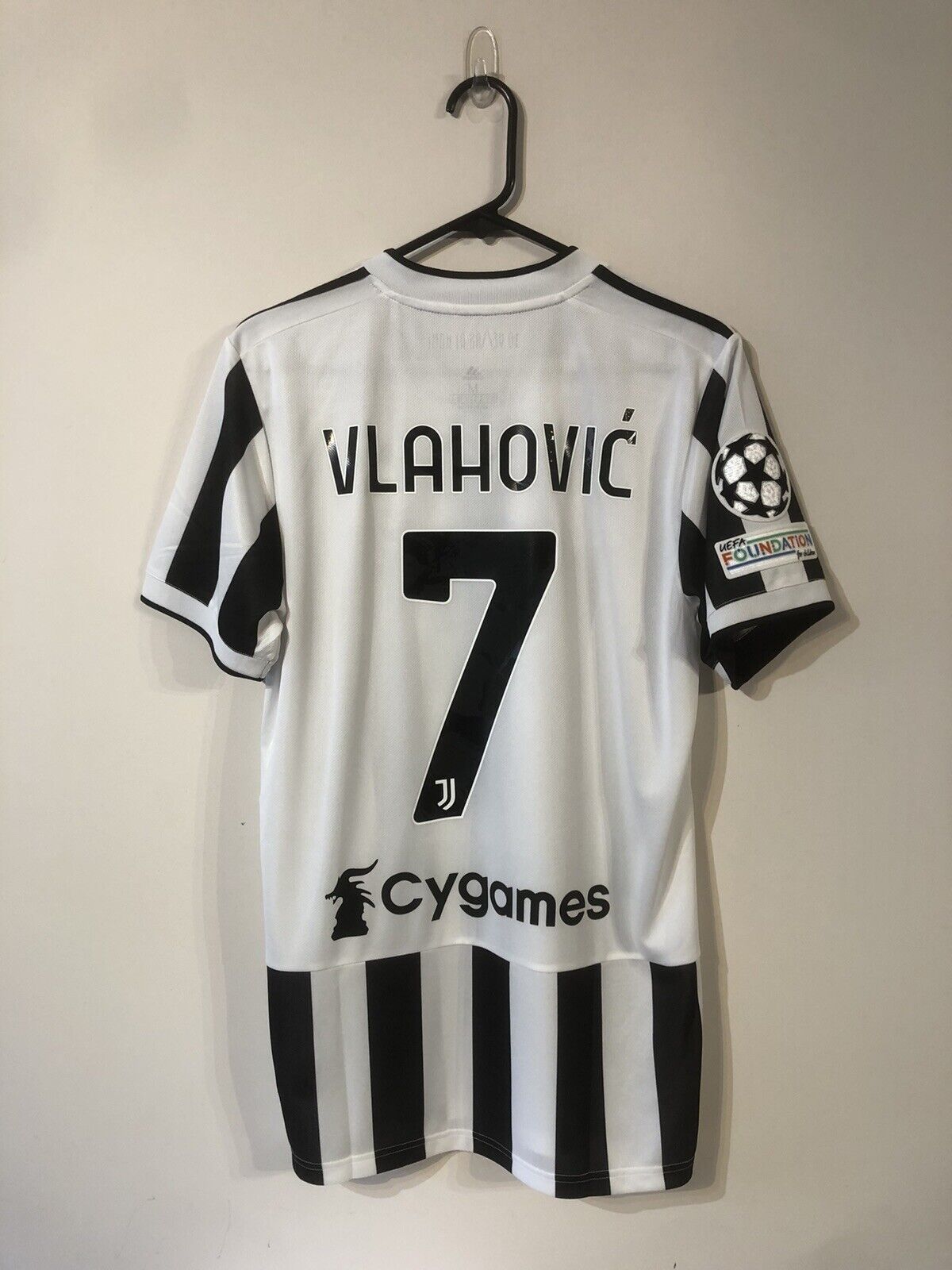 Vlahovic #7 Juventus 2021/22 Medium Home CL Football Shirt Adidas BNWT