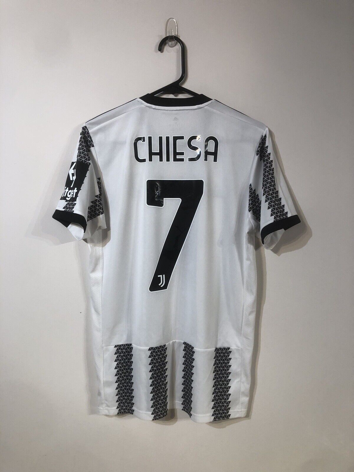 Chiesa #7 Juventus 2022/23 Small Home Football Shirt Adidas Excellent Condition