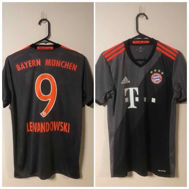 Lewandowski #9 Bayern Munich 2016/17 Small Away Football Shirt V Good Condition