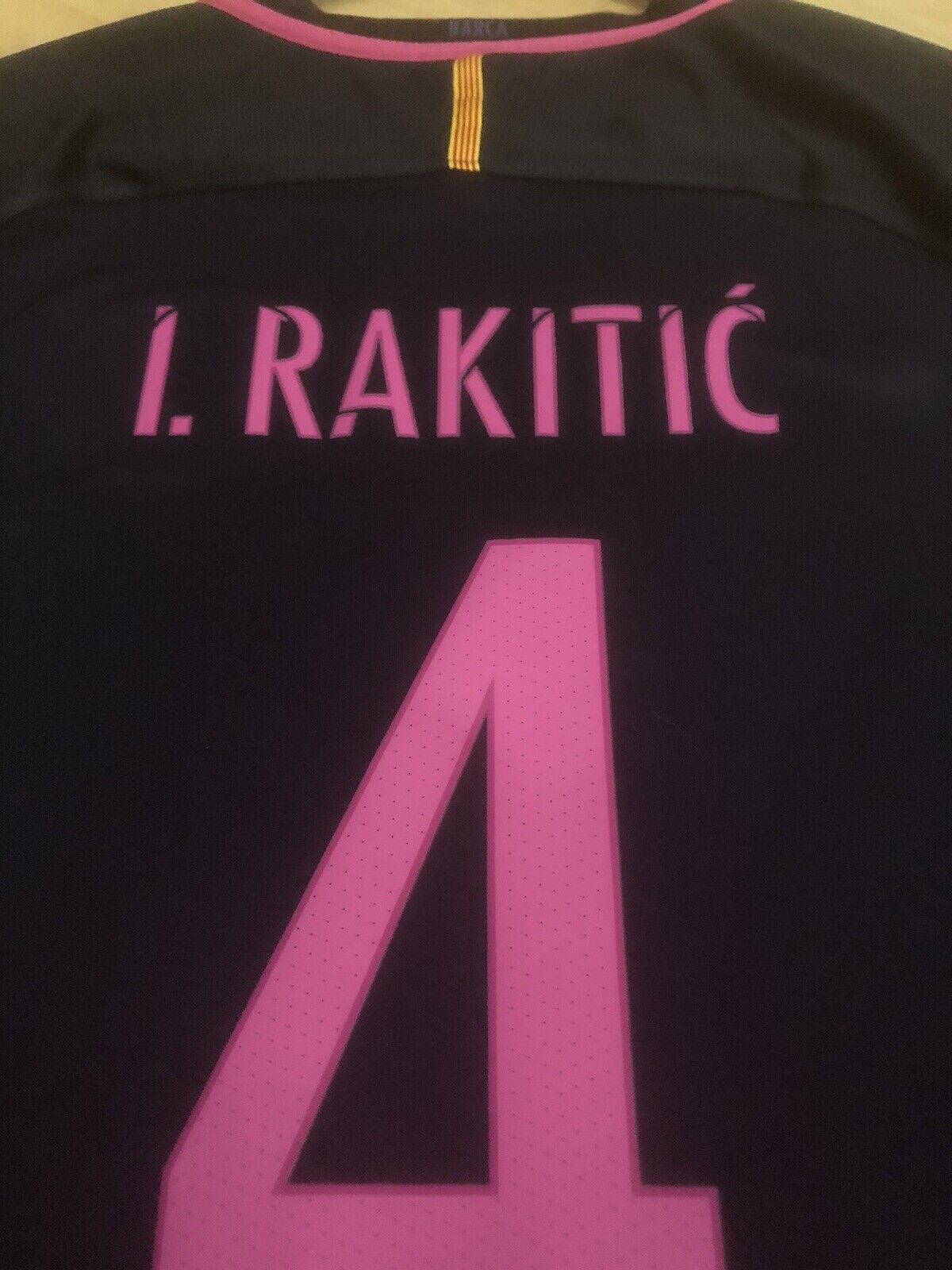 I Rakitic 4 Barcelona 2016 17 Away Medium Shirt Very Good Condition 776844 525