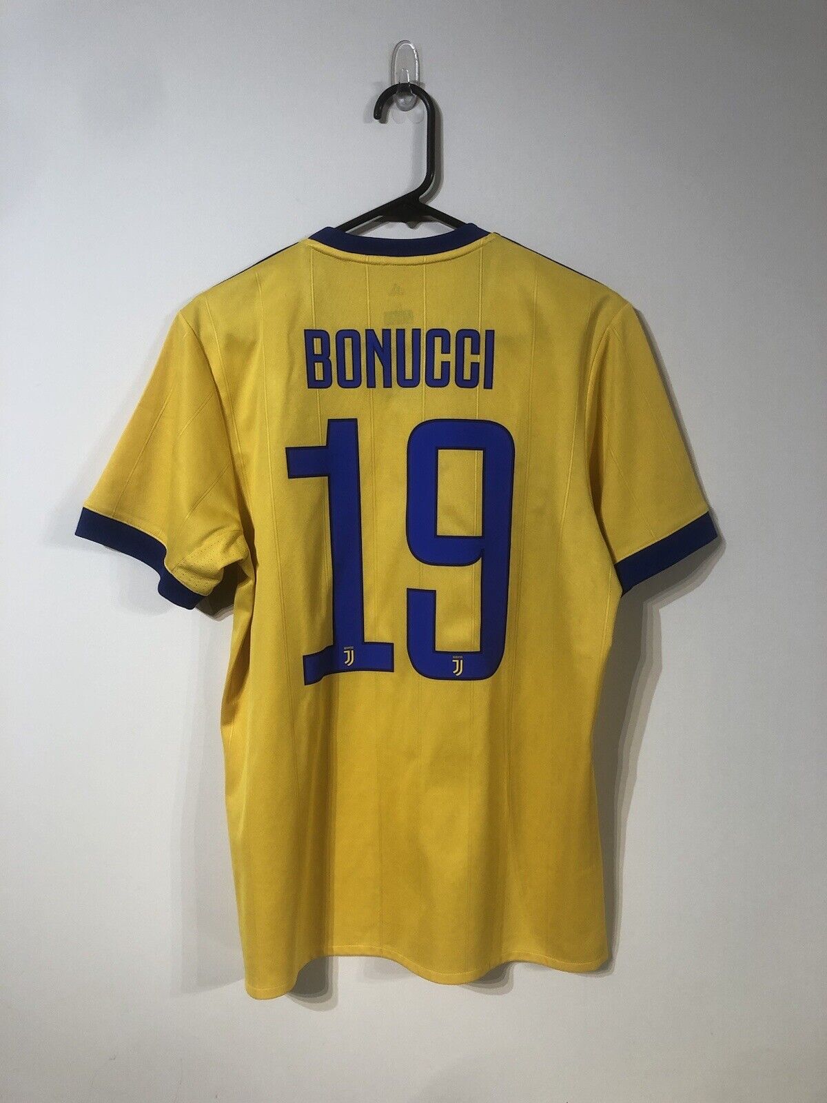 Bonucci #21 Juventus 2017/18 Away Medium Football Shirt Adidas Very Good Conditi