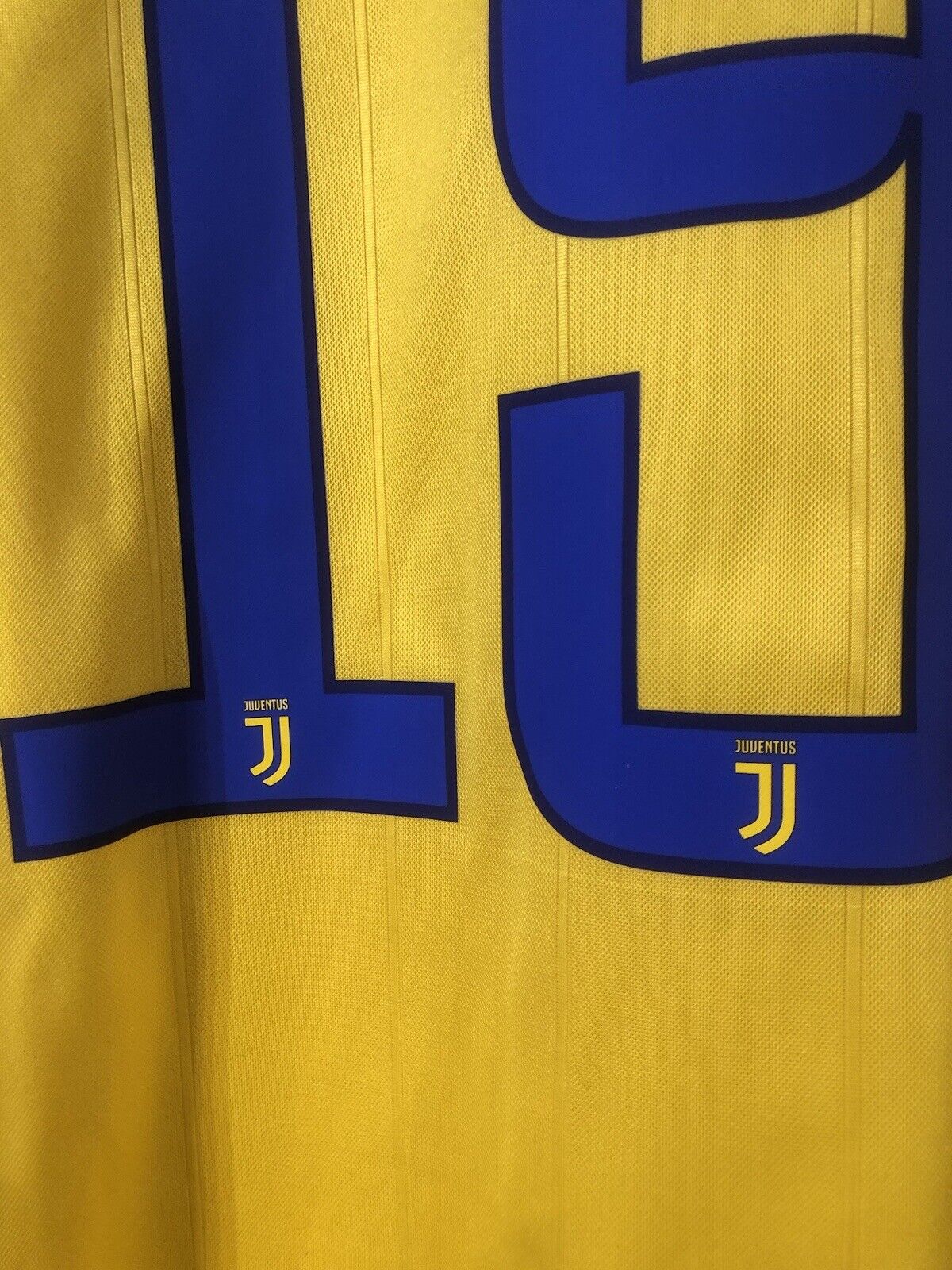 Bonucci #21 Juventus 2017/18 Away Medium Football Shirt Adidas Very Good Conditi