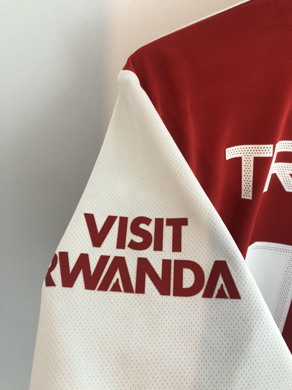 Trossard #19 Arsenal 2022/23 Small Home Shirt Excellent Condition H35903