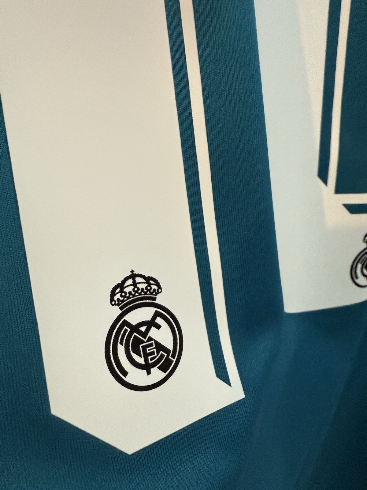 Real Madrid Modric #10 2017/18 Medium Away Shirt Excellent Condition BR3539