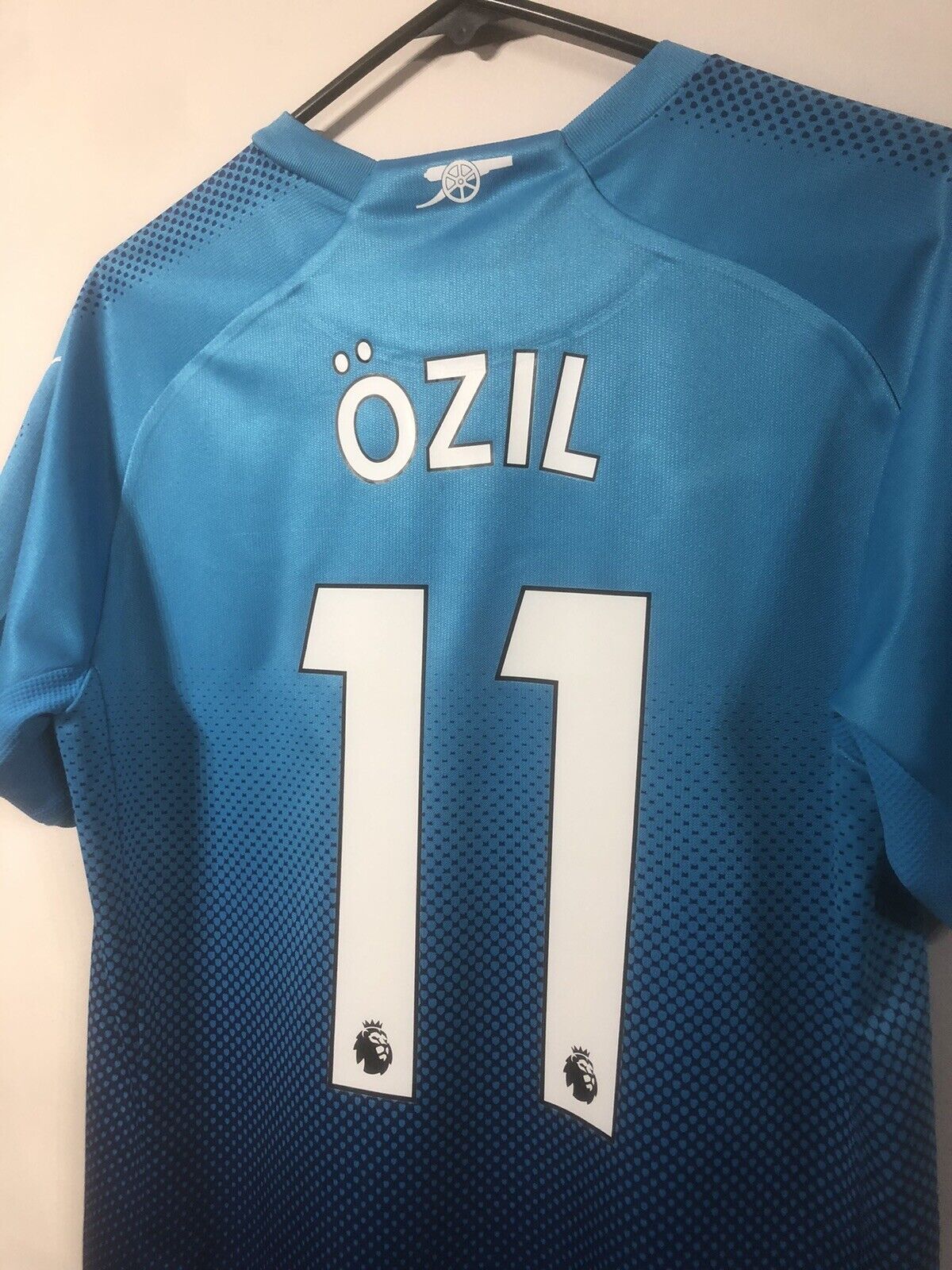 Ozil #11 Arsenal 2017/18 Small Away Shirt Puma Excellent Condition 751512
