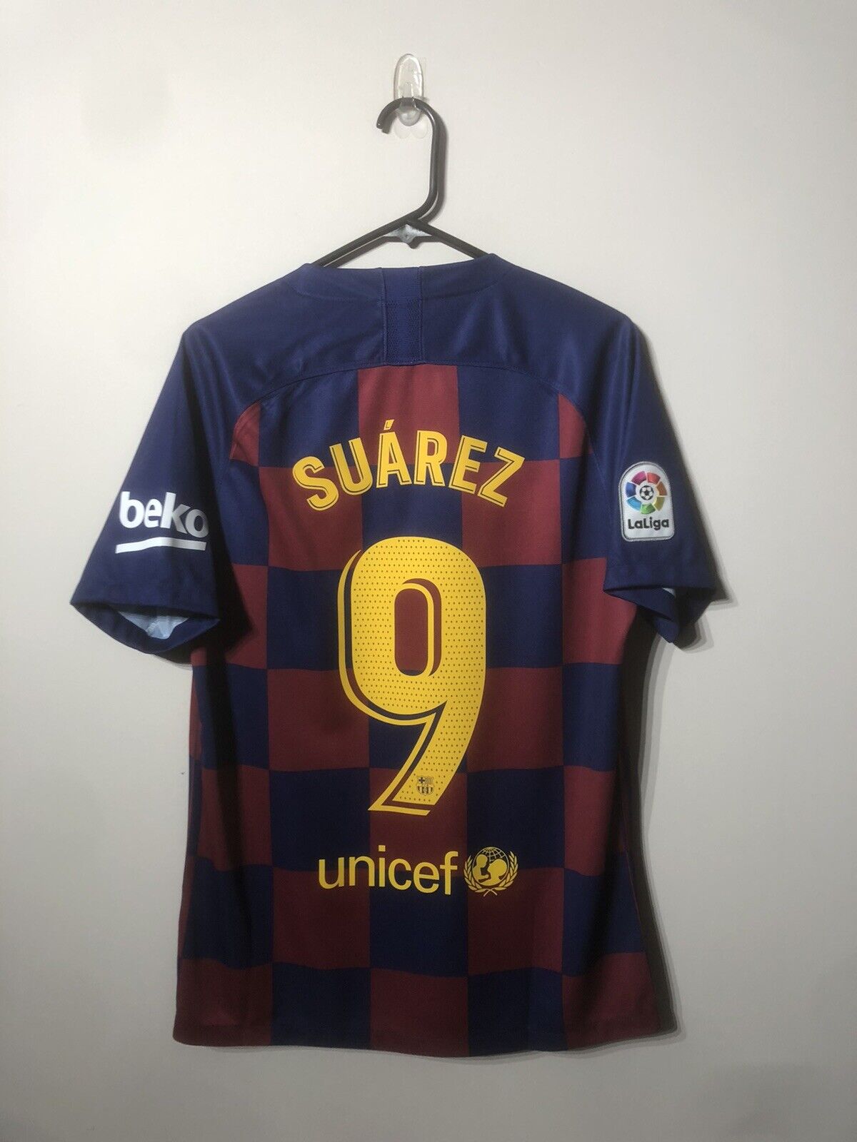 Suarez #9 Barcelona Medium 2019/20 Home Football Shirt Nike Excellent Condition