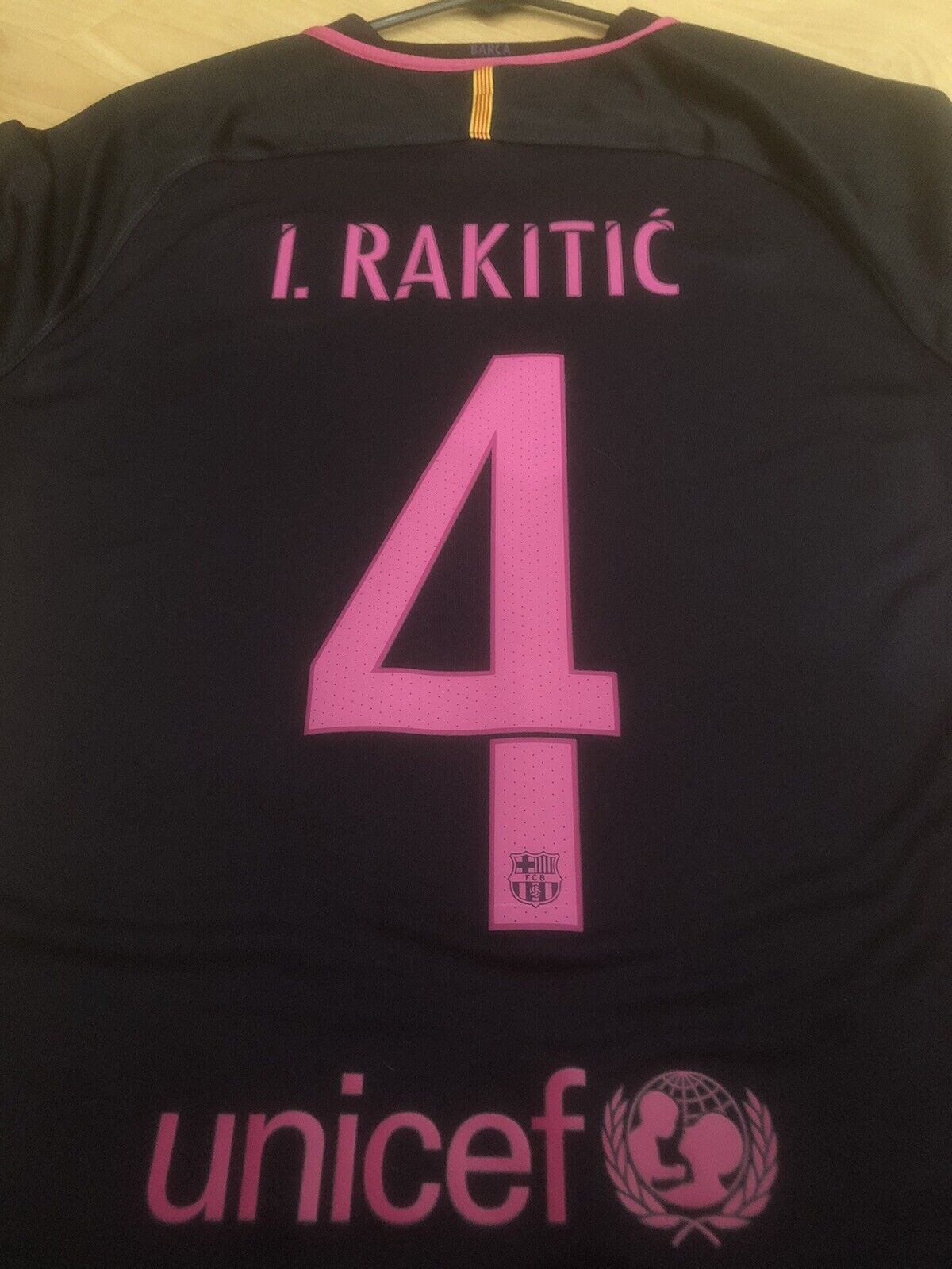 I Rakitic 4 Barcelona 2016 17 Away Medium Shirt Very Good Condition 776844 525