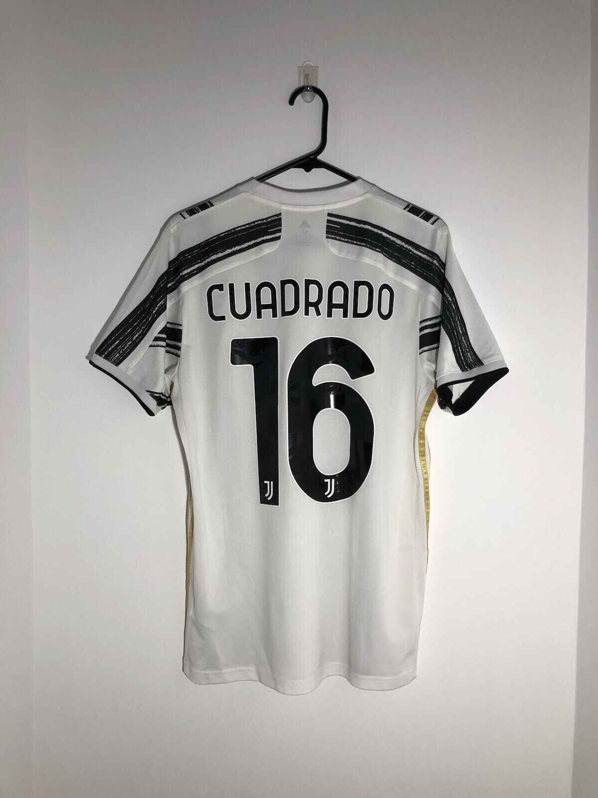 Cuadrado #16 Juventus 2020/21 Medium Home Shirt Adidas Excellent Conditio EI9894