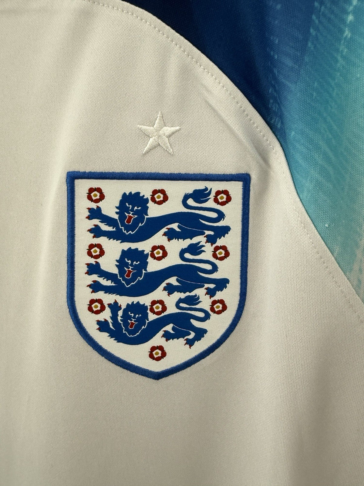 England Saka #17 2022 Medium Home Shirt Excellent Condition DN0687-100