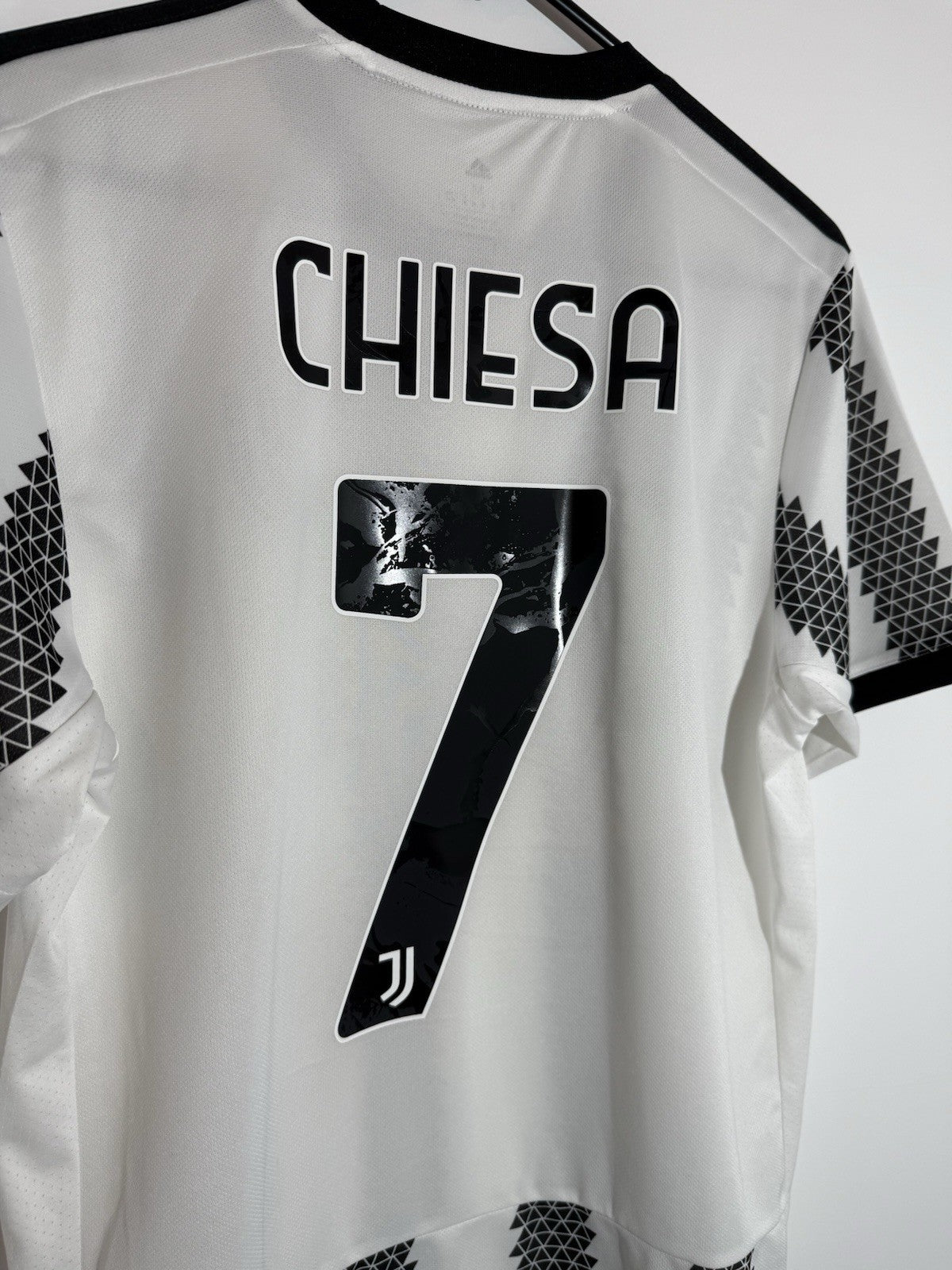 Juventus Chiesa #7 2022/23 Medium Home Shirt Excellent Condition H38907