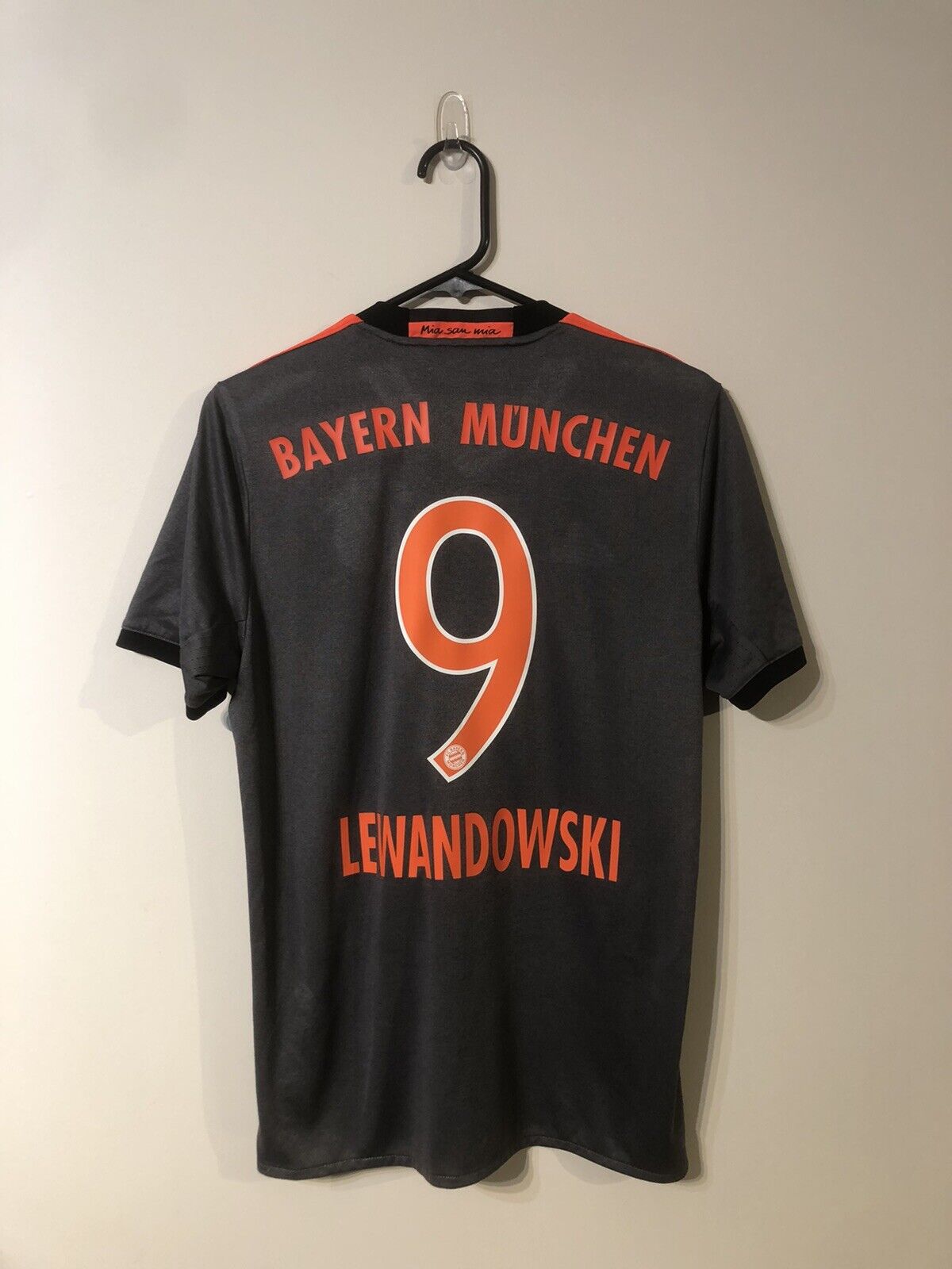 Lewandowski #9 Bayern Munich 2016/17 Small Away Football Shirt V Good Condition