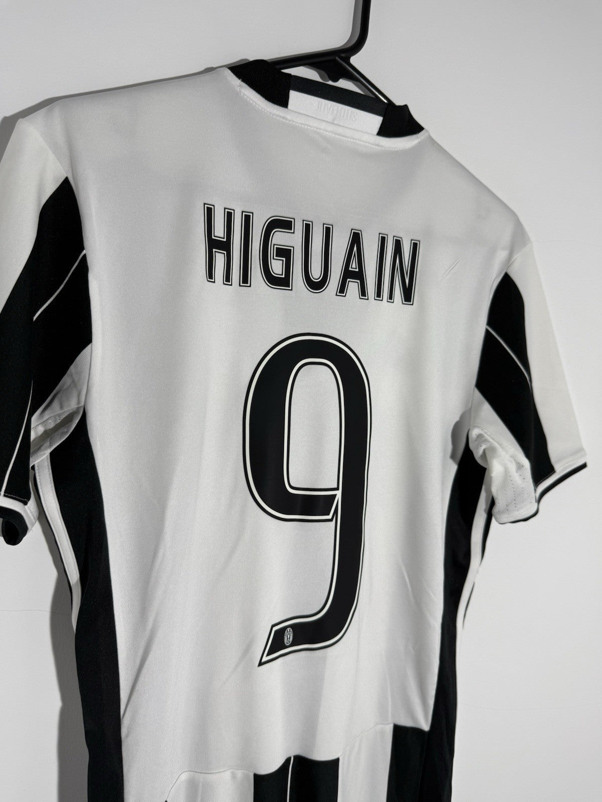Juventus Higuain #9 2016/17 Home Small Football Shirt Excellent Condition AI6241