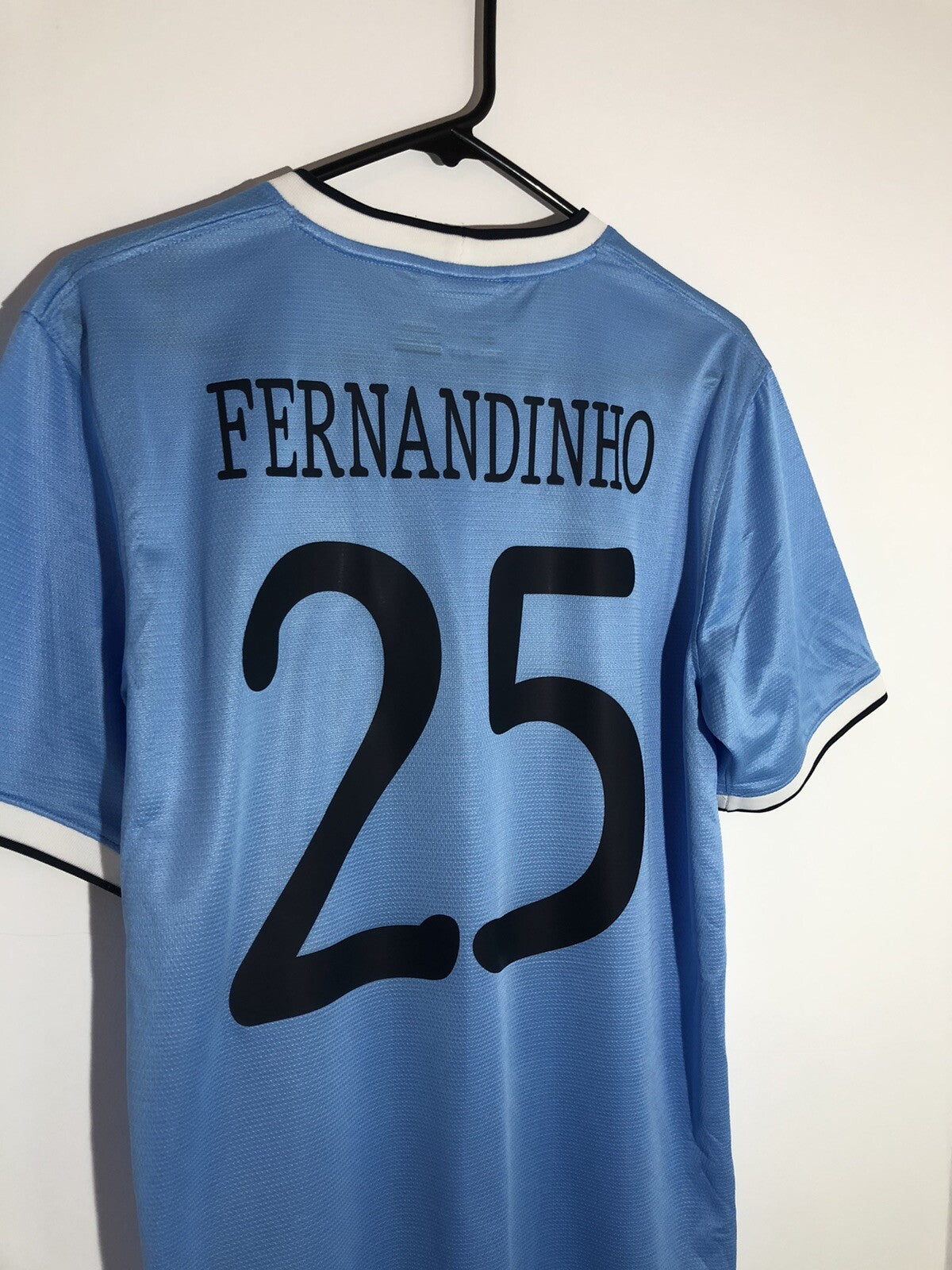 Man City Fernandinho #25 2013/14 Medium Home Excellent Condition 574863-489