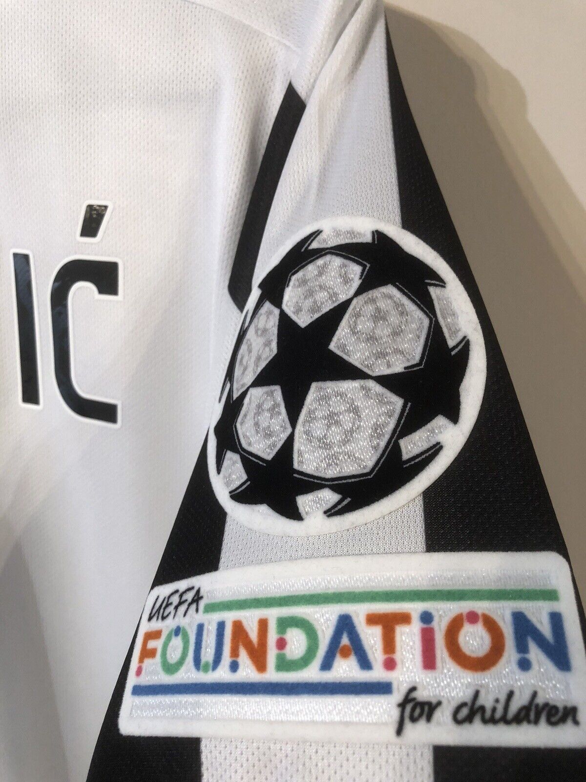 Vlahovic #7 Juventus 2021/22 Medium Home CL Football Shirt Adidas BNWT