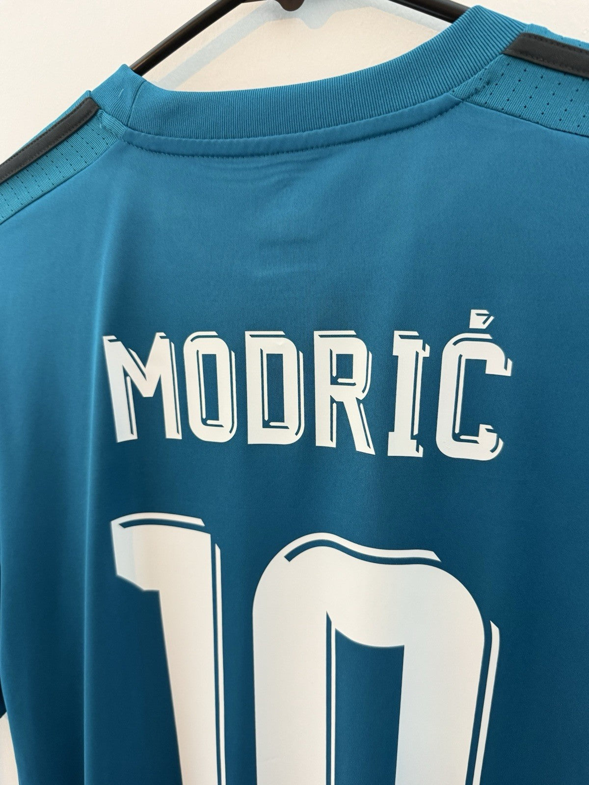 Real Madrid Modric #10 2017/18 Medium Away Shirt Excellent Condition BR3539