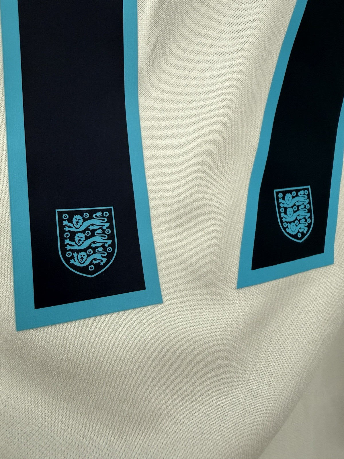 England Saka #17 2022 Medium Home Shirt Excellent Condition DN0687-100