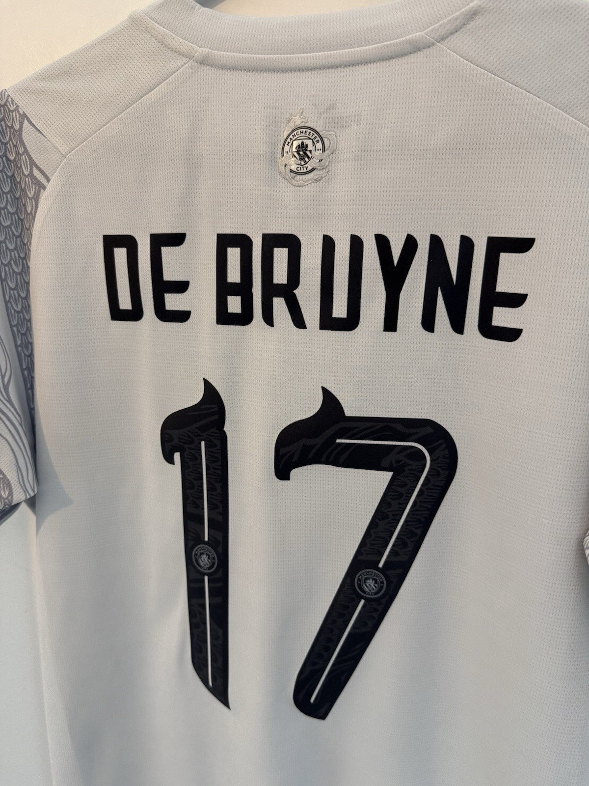 Man City De Bruyne #17 2023/24 CNY Medium Home Excellent Condition 759202-01