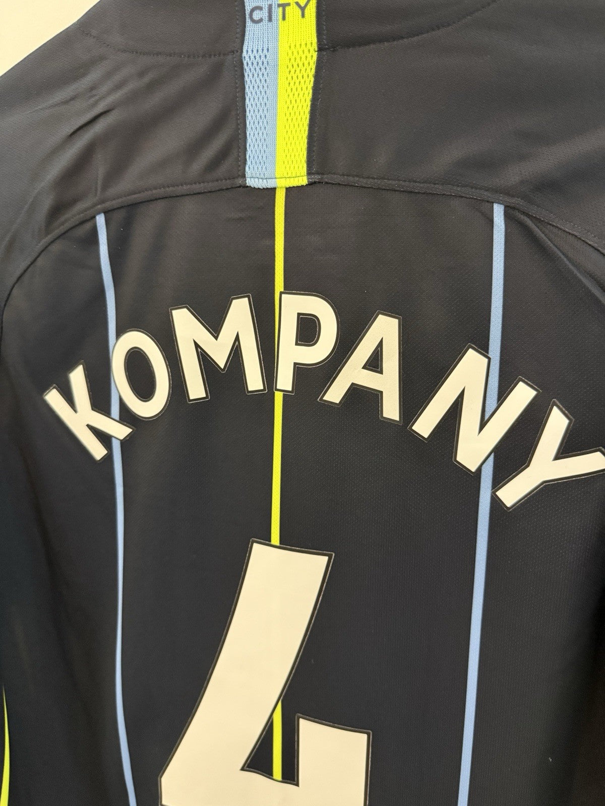 Manchester City Kompany #4 2018/19 Small Away Excellent Condition 919002-476
