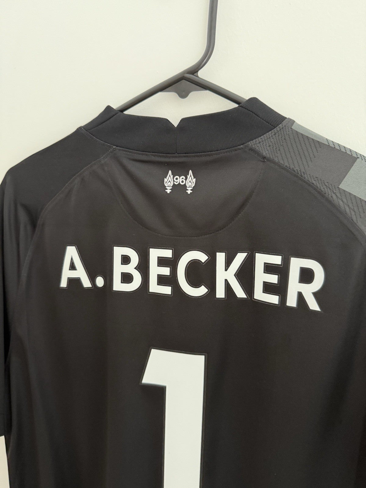Liverpool A. Becker #1 2021/22 Medium 3rd GK Excellent Condition DB2559-011