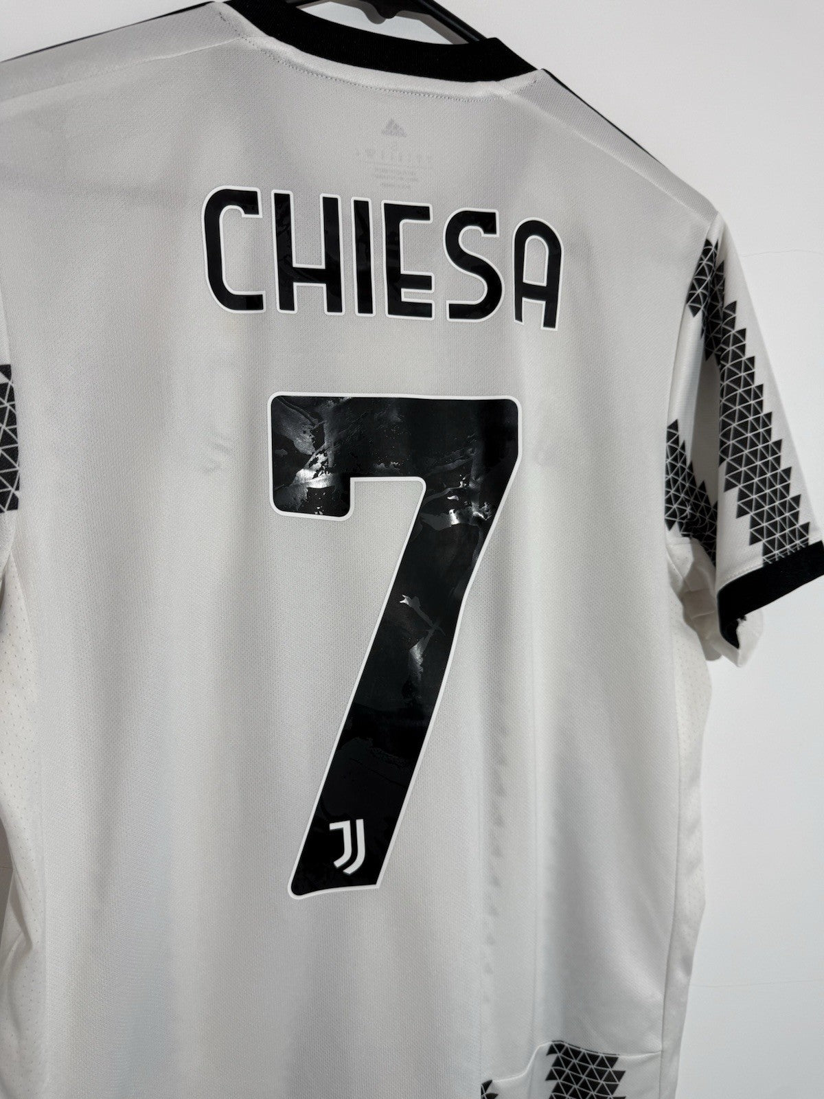 Juventus Chiesa #7 2022/23 Small Home Shirt Adidas Excellent Condition H38907
