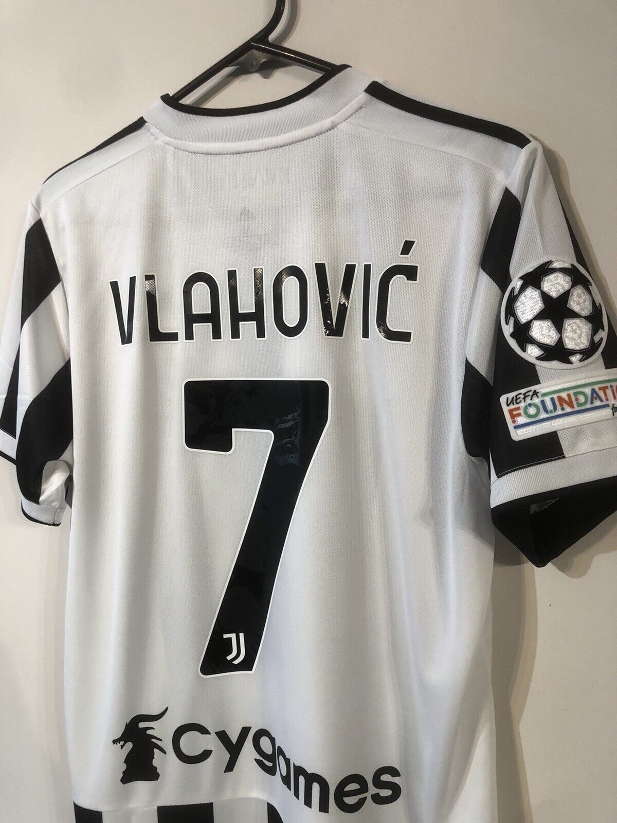 Vlahovic #7 Juventus 2021/22 Medium Home CL Football Shirt Adidas BNWT