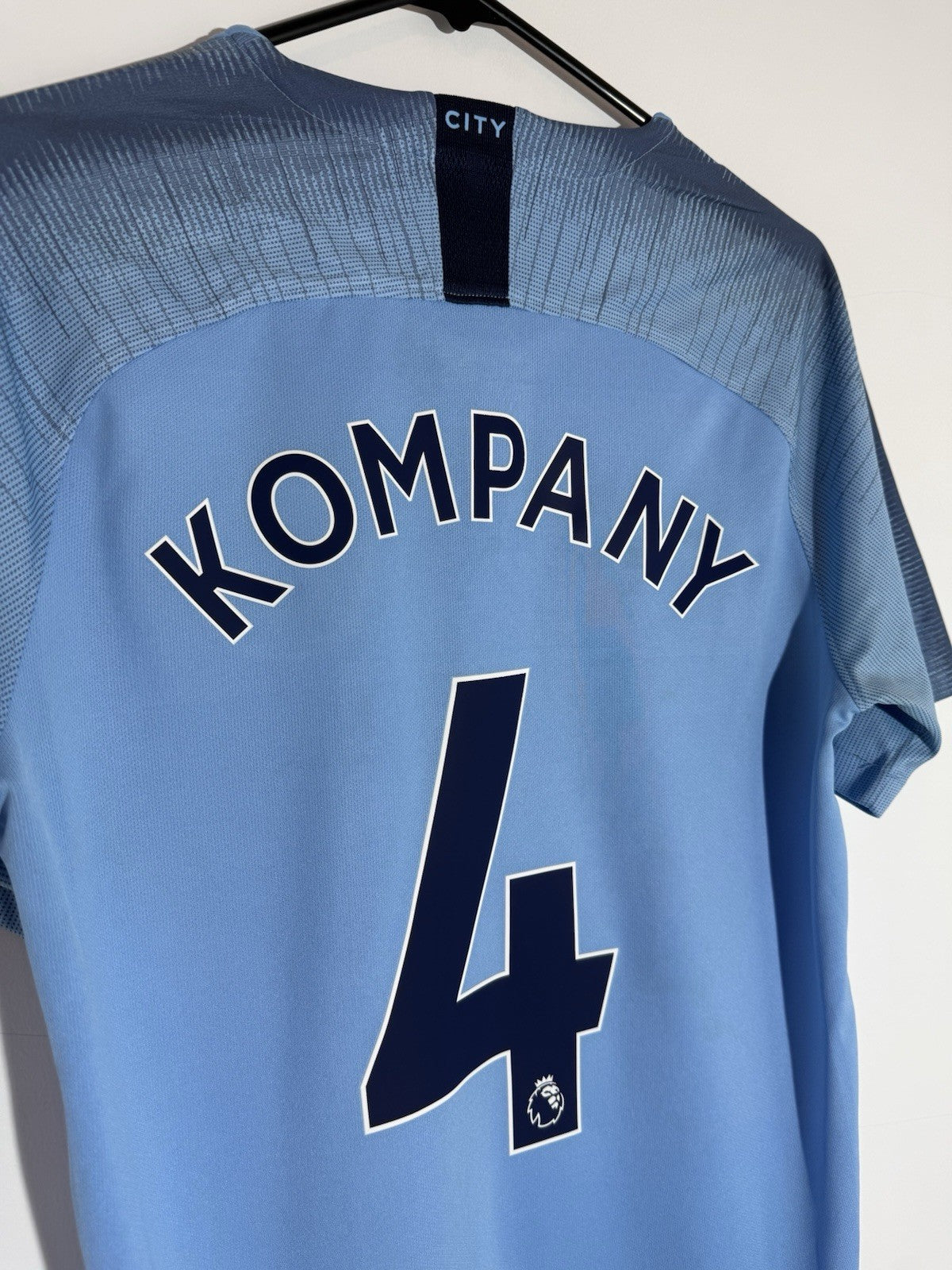 Manchester City Kompany #4 2018/19 Medium Home Excellent Condition 894431-489
