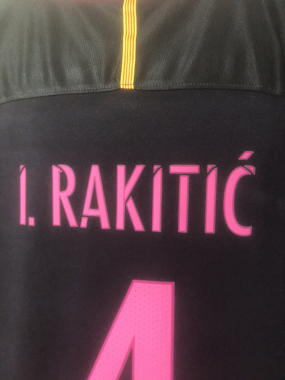 Barcelona I Rakitic #4 2016/17 Away Medium Shirt Very Good Condition 776844-525