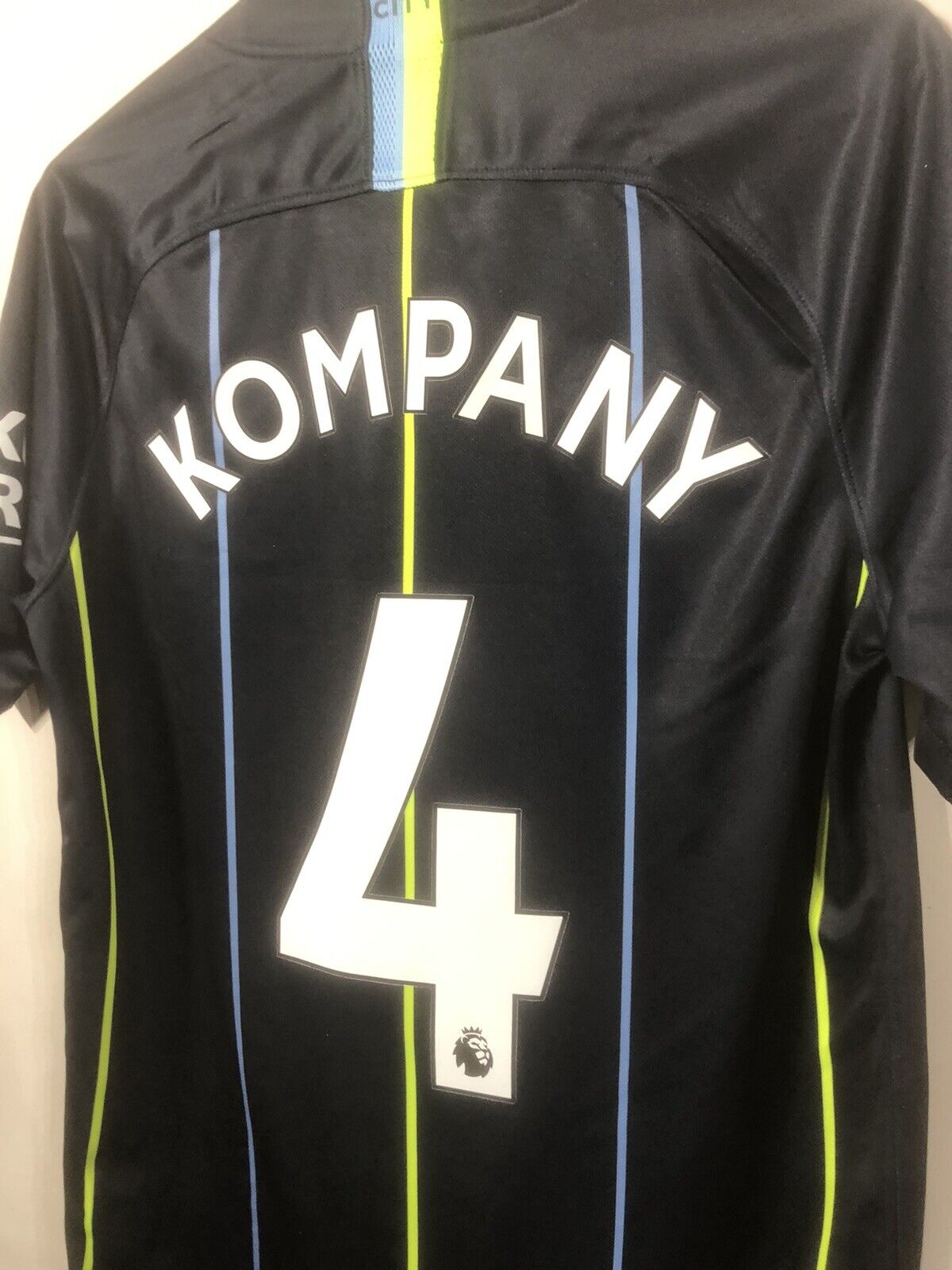 Kompany #4 Manchester City 2018/19 Small Away Shirt Nike Excellent Condition